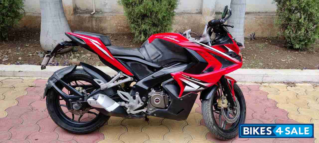 Red Bajaj Pulsar RS 200
