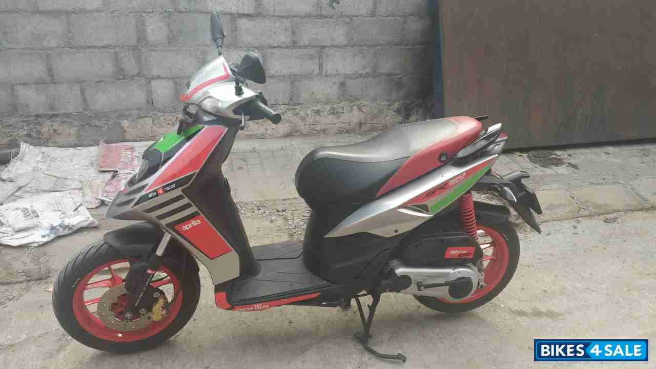 Grey Aprilia SR 150 Race