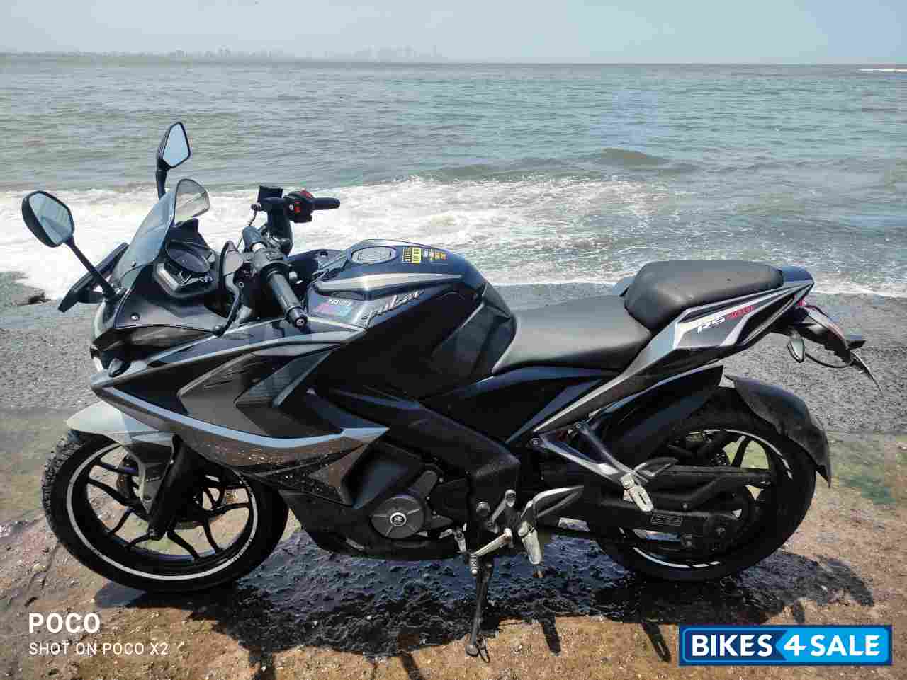 Black Bajaj Pulsar RS 200 ABS Black Bajaj Pulsar RS 200 ABS