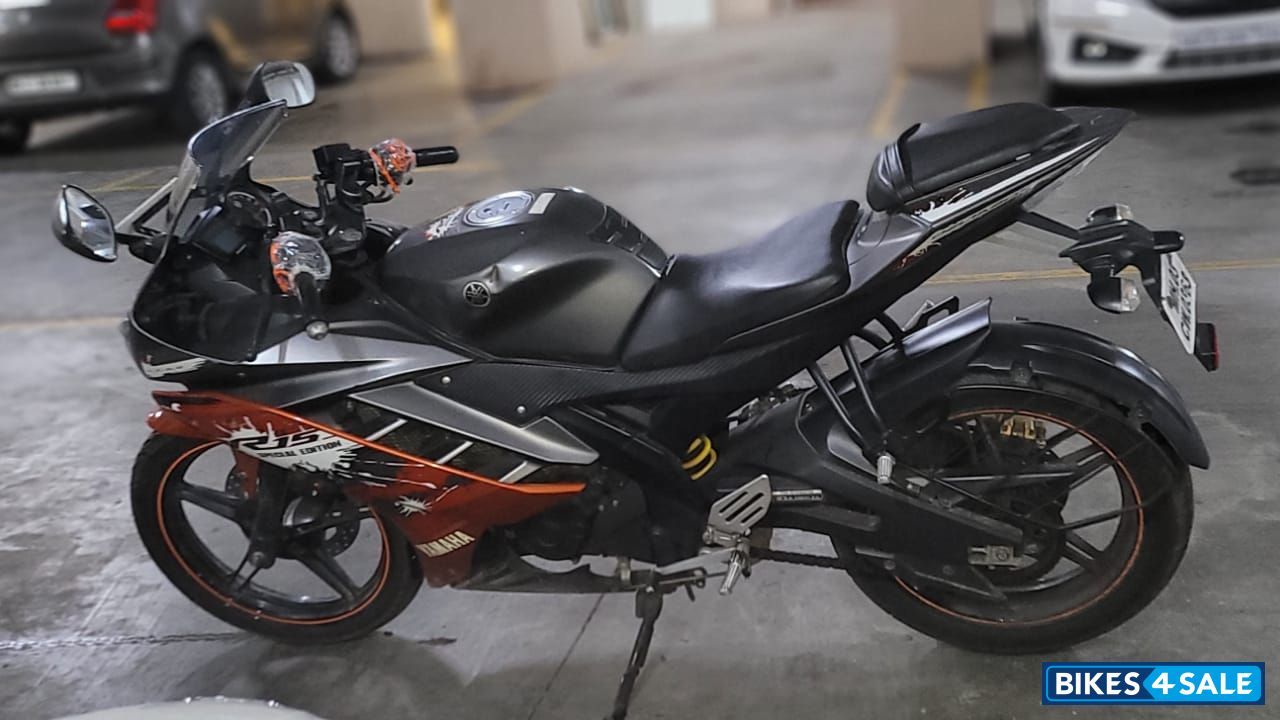Black Yamaha YZF R15 V2