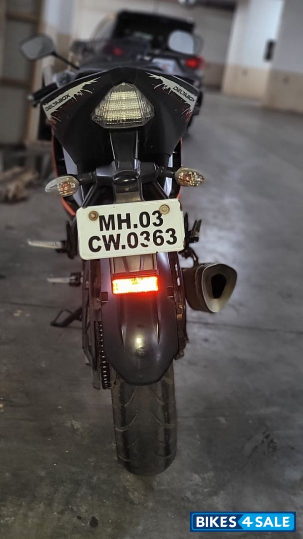 Black Yamaha YZF R15 V2