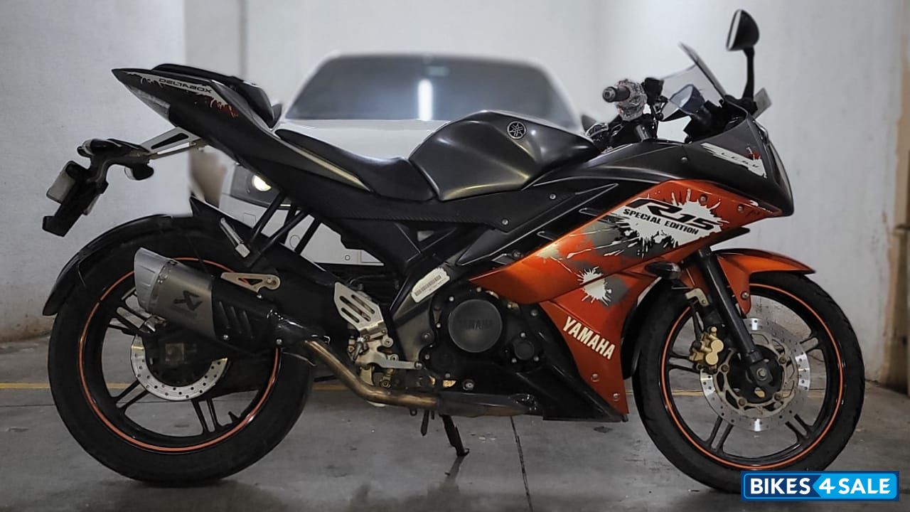 Black Yamaha YZF R15 V2