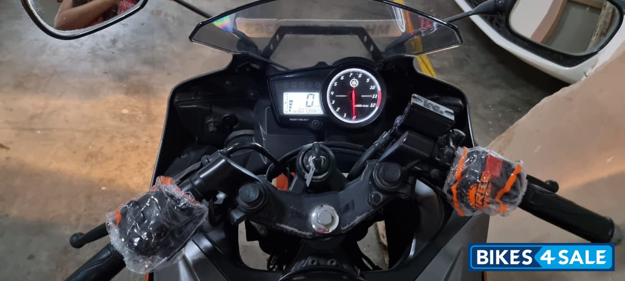 Black Yamaha YZF R15 V2