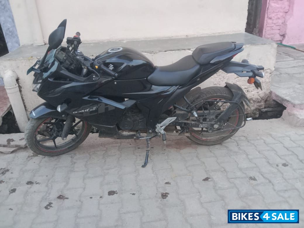 Black Suzuki Gixxer SF