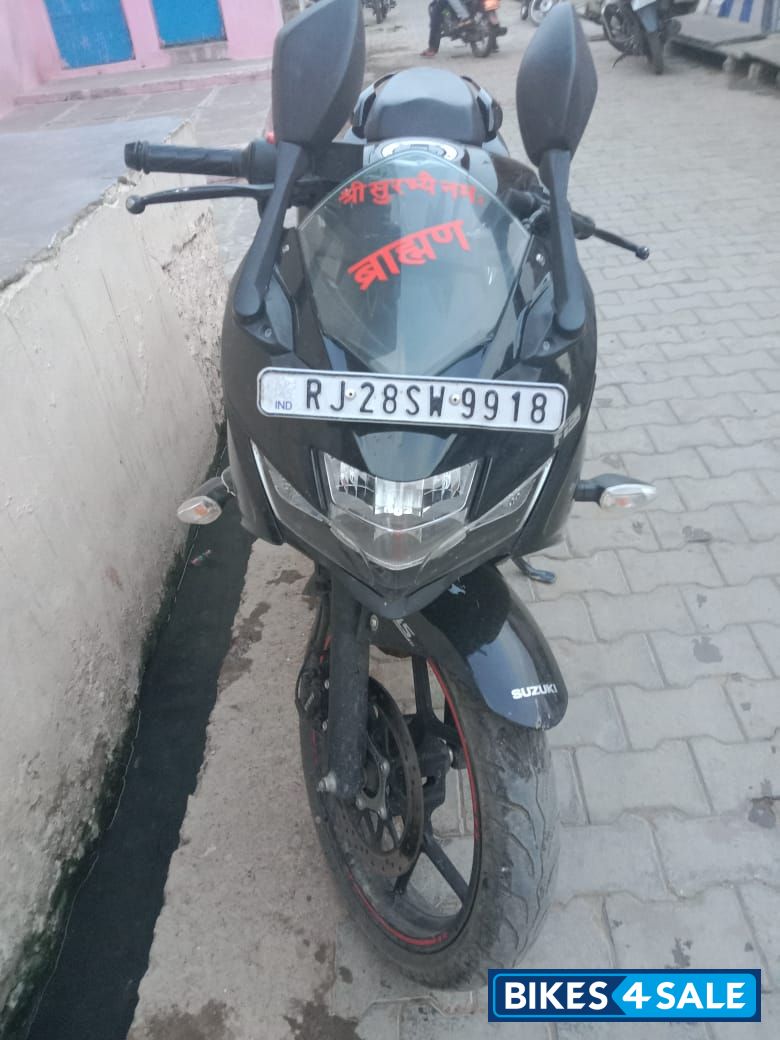 Black Suzuki Gixxer SF