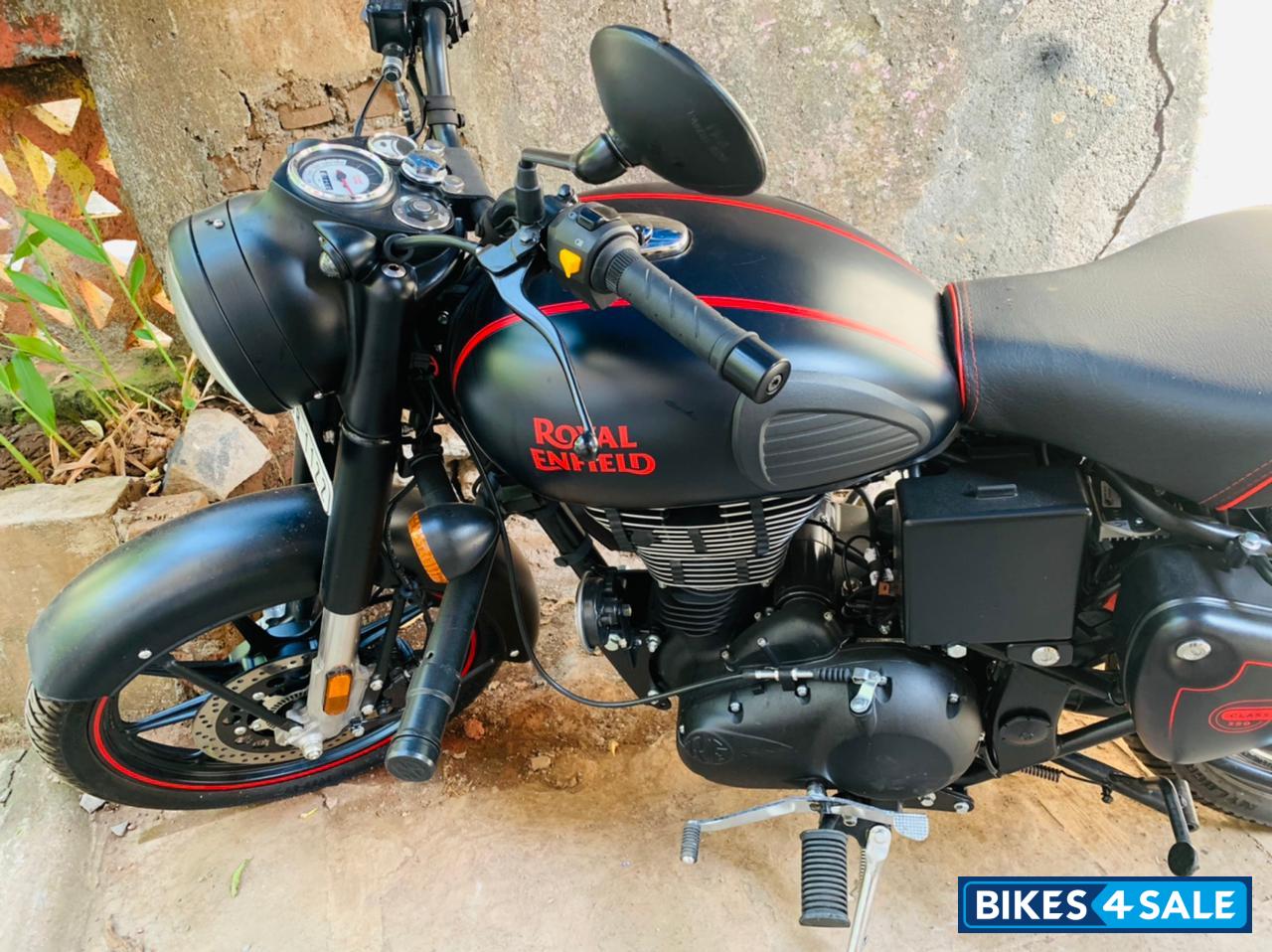 Royal Enfield Classic Stealth Black