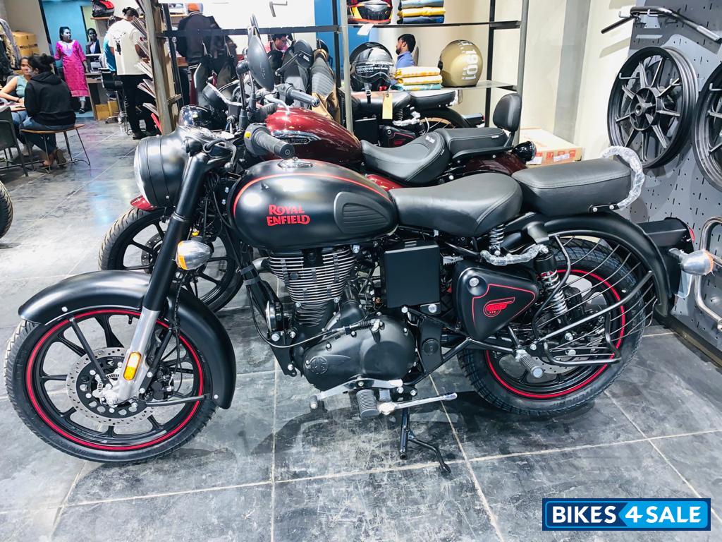 Royal Enfield Classic Stealth Black