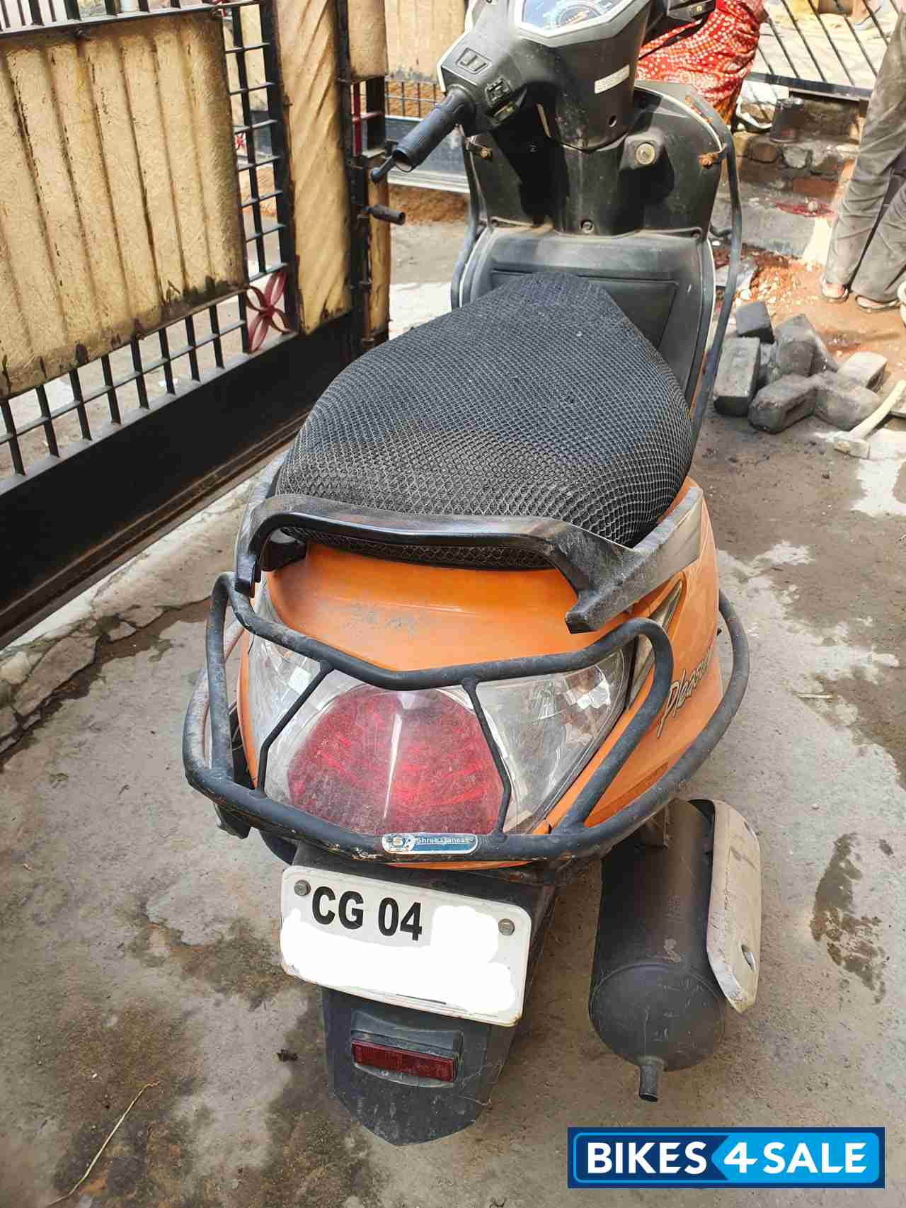 White And Orange Hero Pleasure