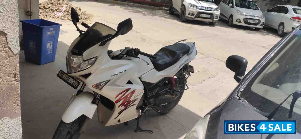 White Hero Karizma ZMR