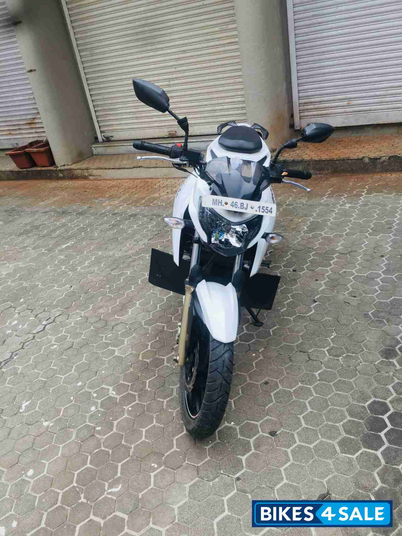 Pearl White TVS Apache RTR 200 4V ABS