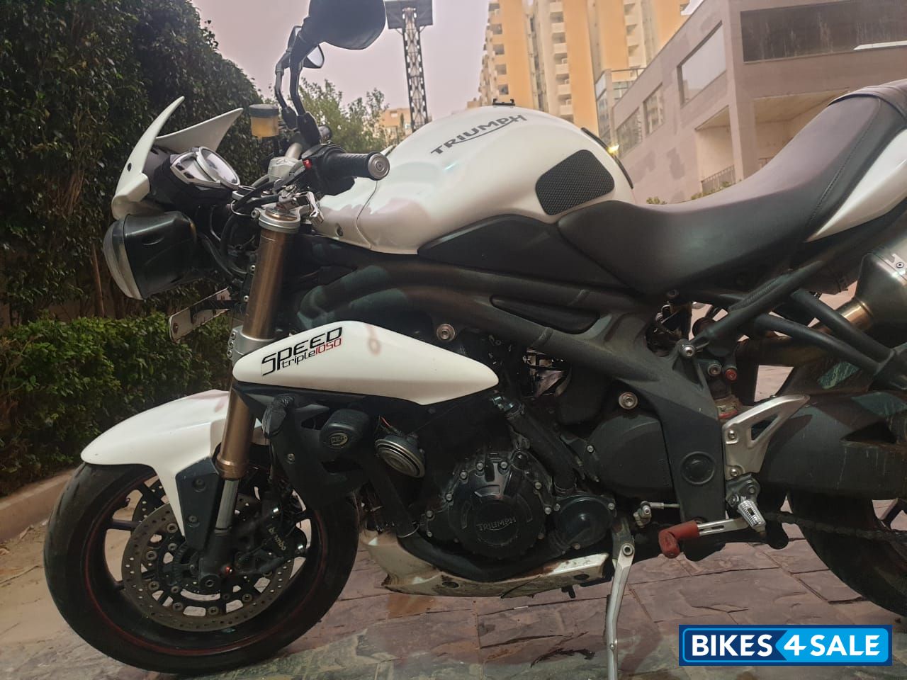 Crystal White Triumph Speed Triple