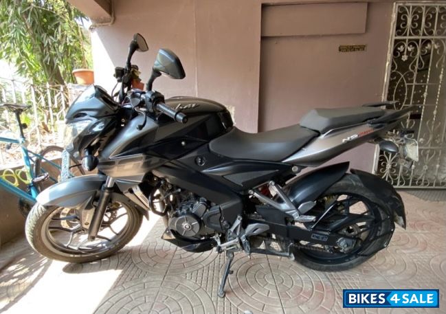 Black Bajaj Pulsar 200 NS Black Bajaj Pulsar 200 NS