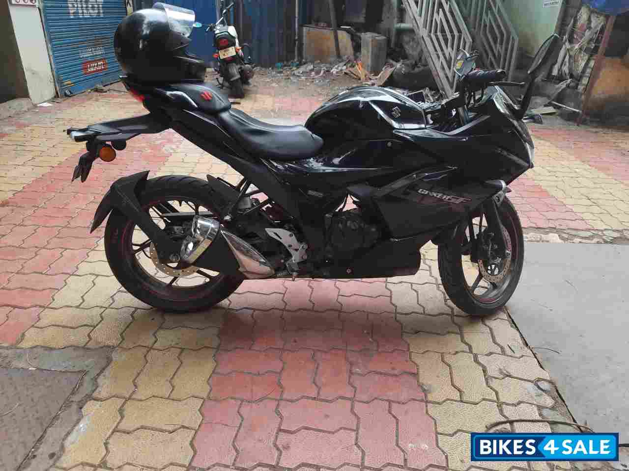 Black Suzuki Gixxer 150 Black Suzuki Gixxer 150