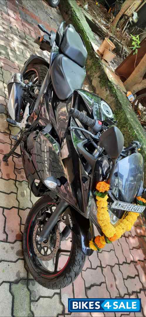Black Suzuki Gixxer 150 Black Suzuki Gixxer 150