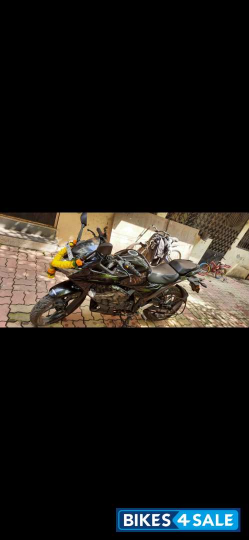 Black Suzuki Gixxer 150 Black Suzuki Gixxer 150