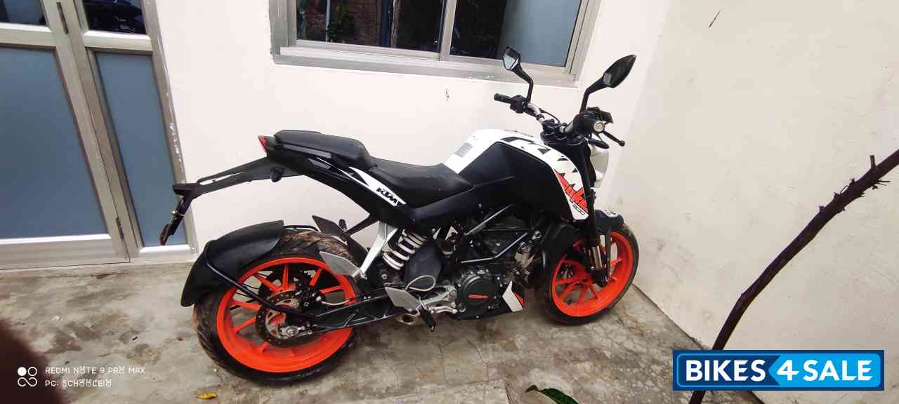 White KTM Duke 200