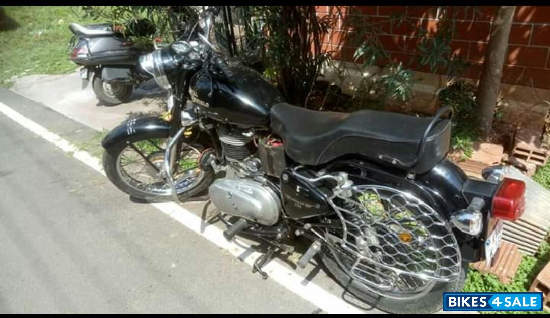 Black Royal Enfield Bullet Standard 350