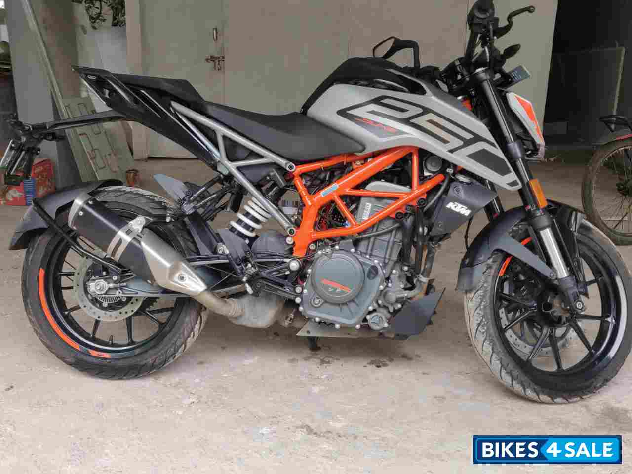 Silver Metallic KTM Duke 250 2020 Silver Metallic KTM Duke 250 2020