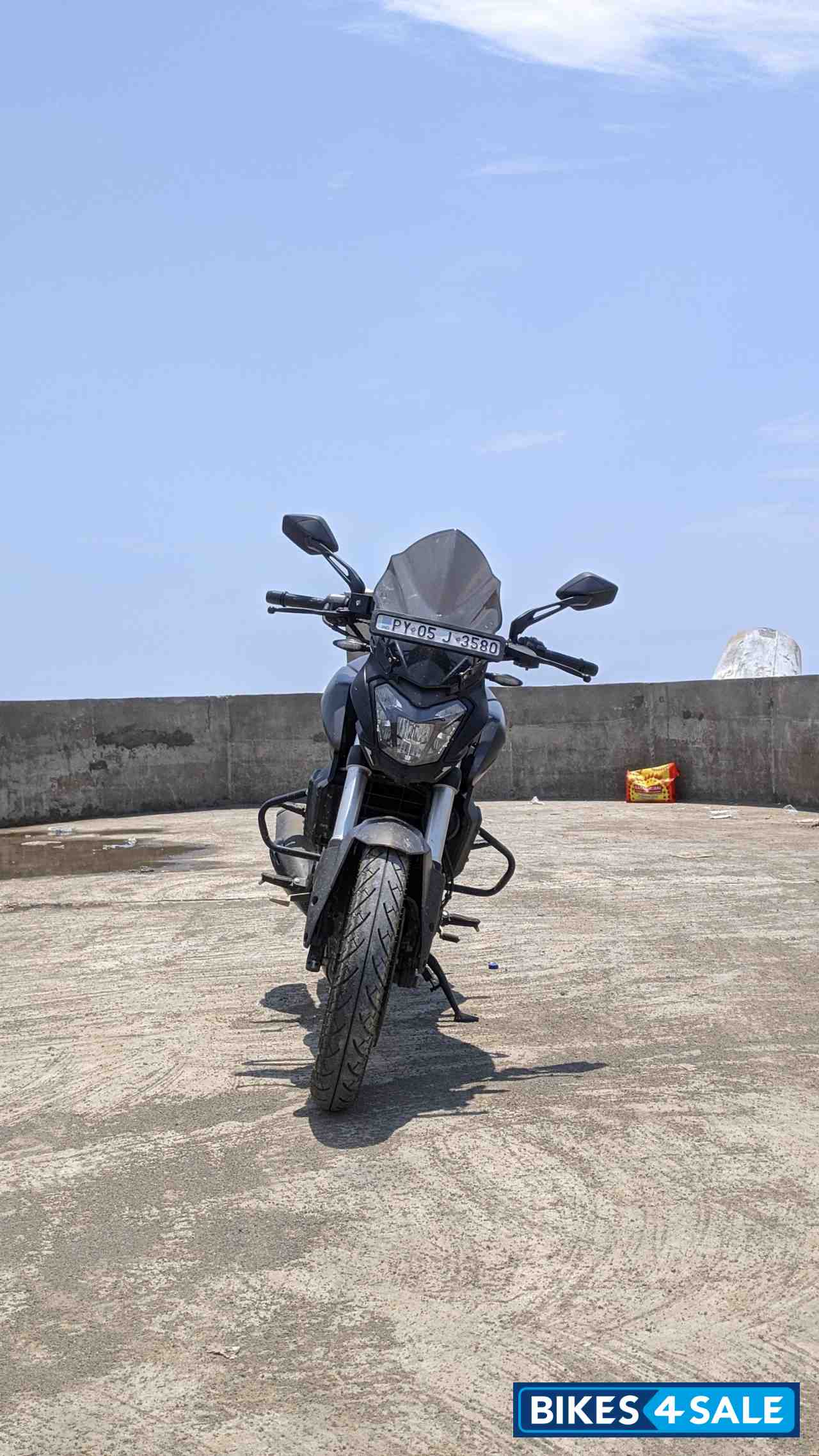 Black Bajaj Dominar 250