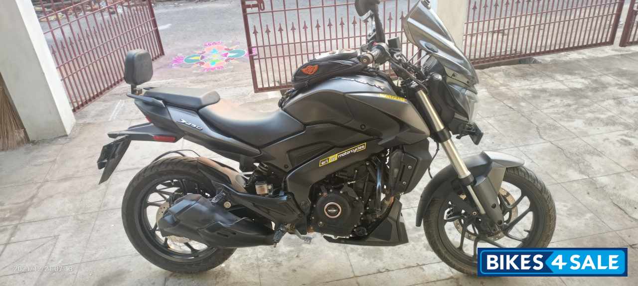 Black Bajaj Dominar 250