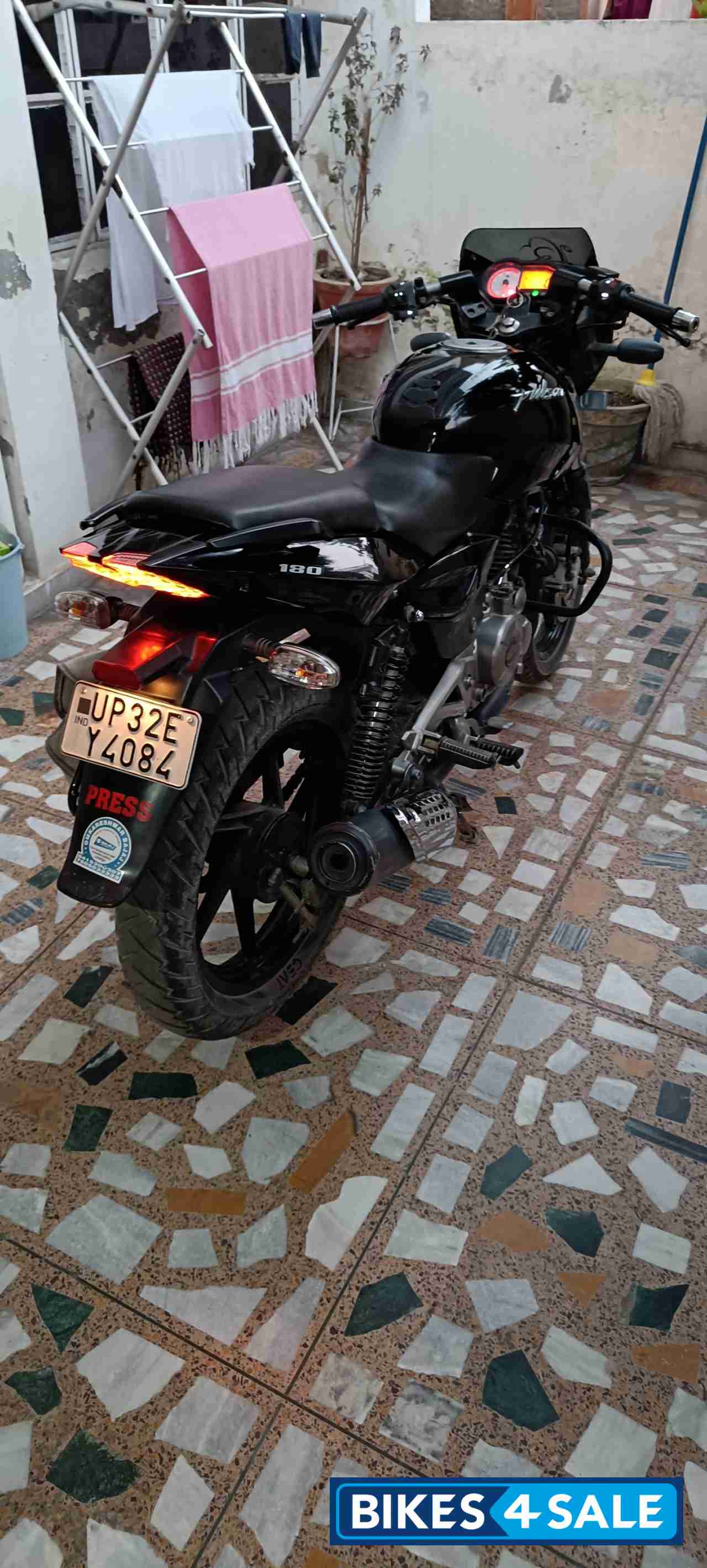 Z Black Bajaj Pulsar 180 DTSi