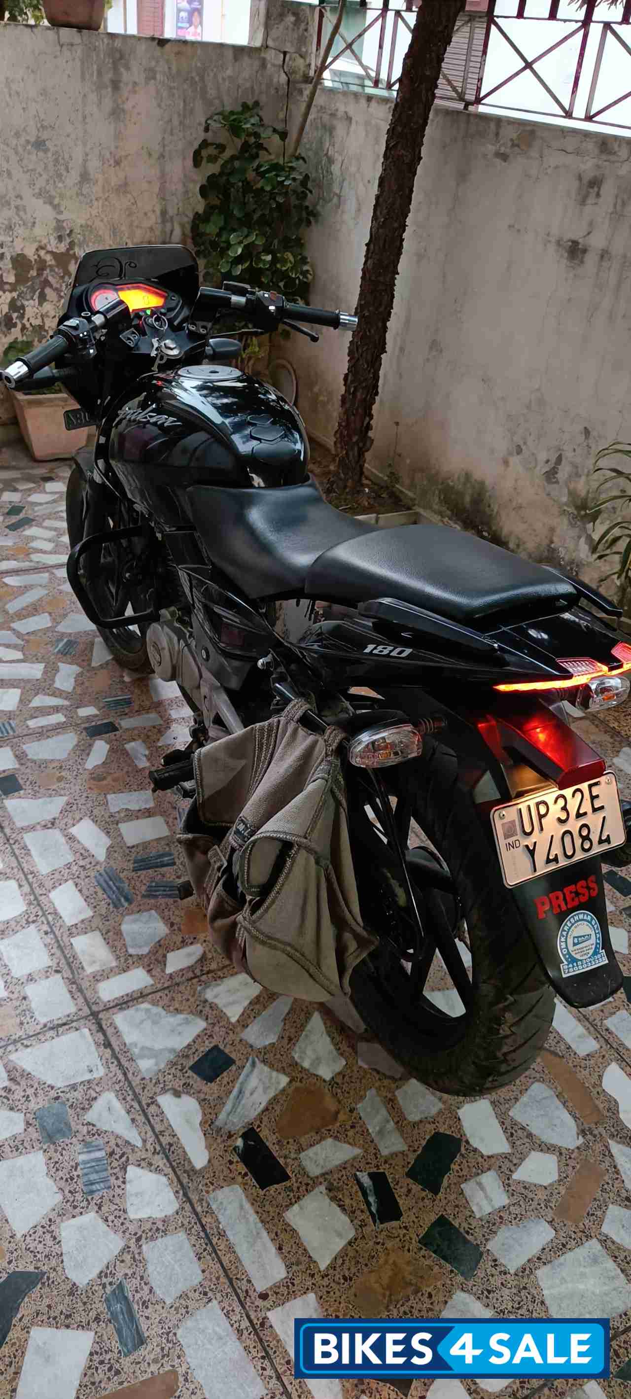 Z Black Bajaj Pulsar 180 DTSi