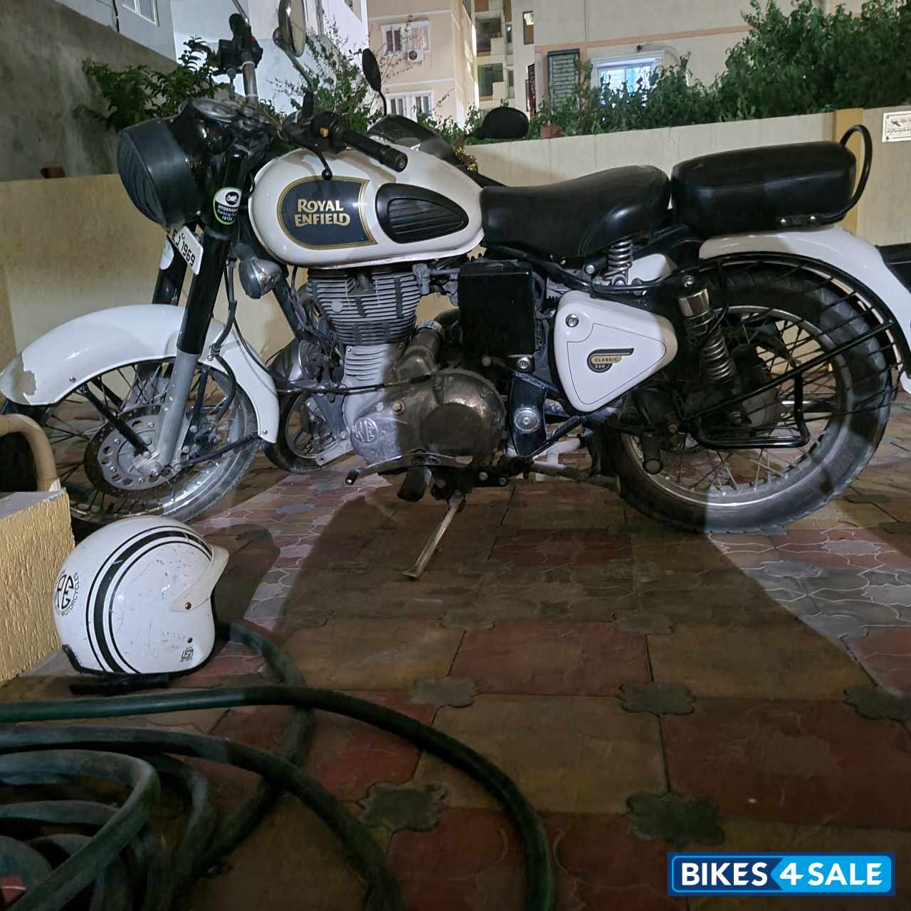 White Royal Enfield Classic 350