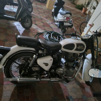White Royal Enfield Classic 350