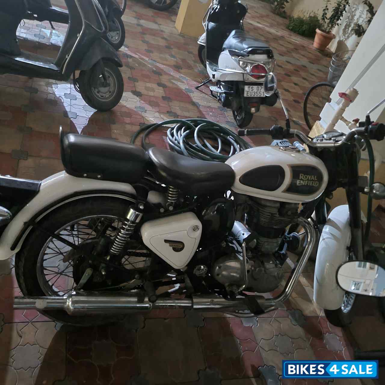 White Royal Enfield Classic 350 White Royal Enfield Classic 350