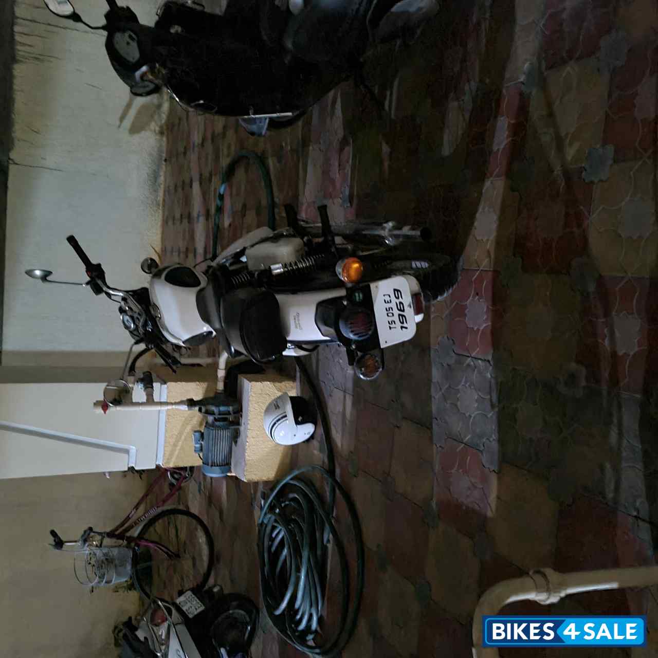 White Royal Enfield Classic 350 White Royal Enfield Classic 350