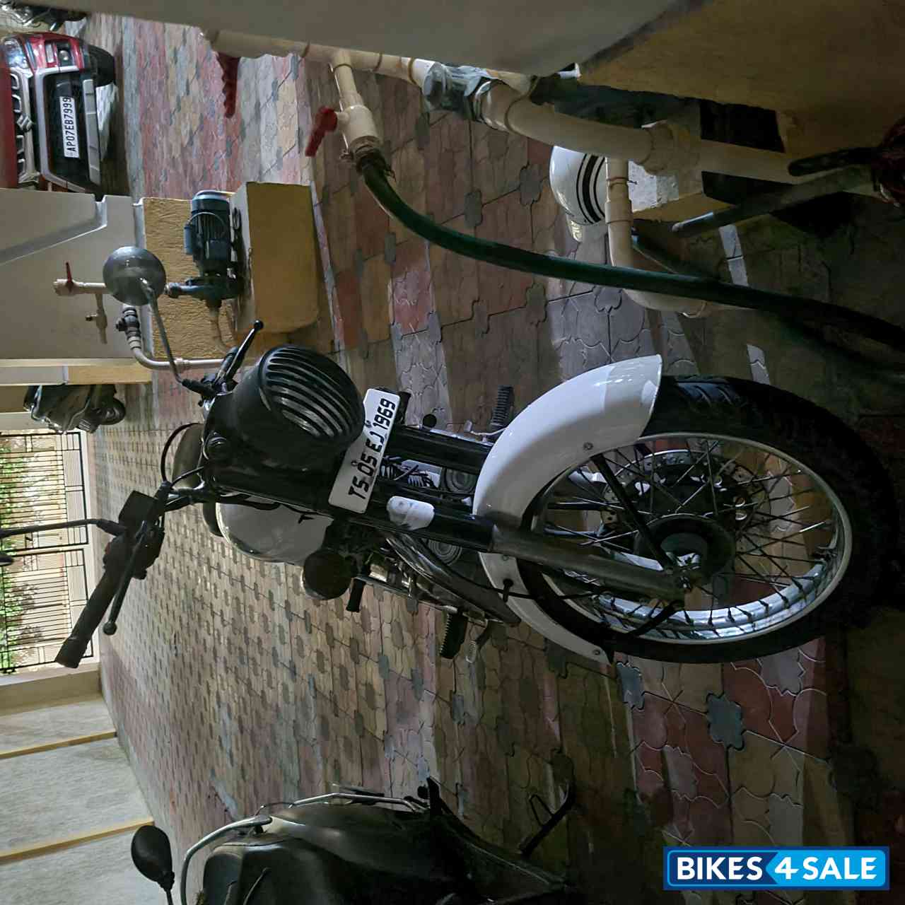 White Royal Enfield Classic 350 White Royal Enfield Classic 350