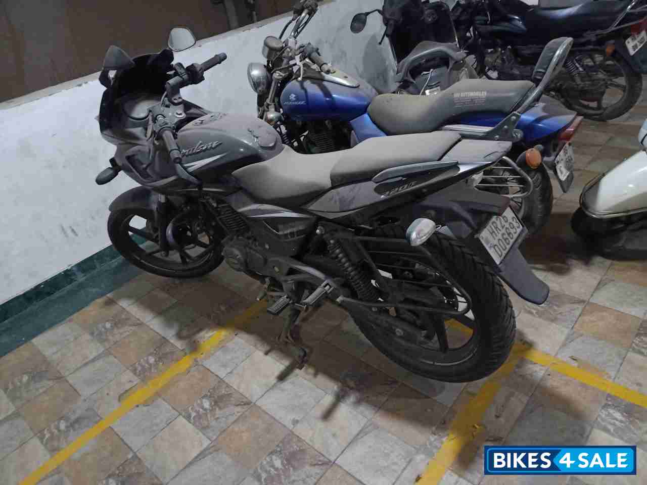 Black Bajaj Pulsar 220F