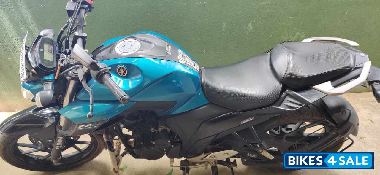 Blue Yamaha FZS 25