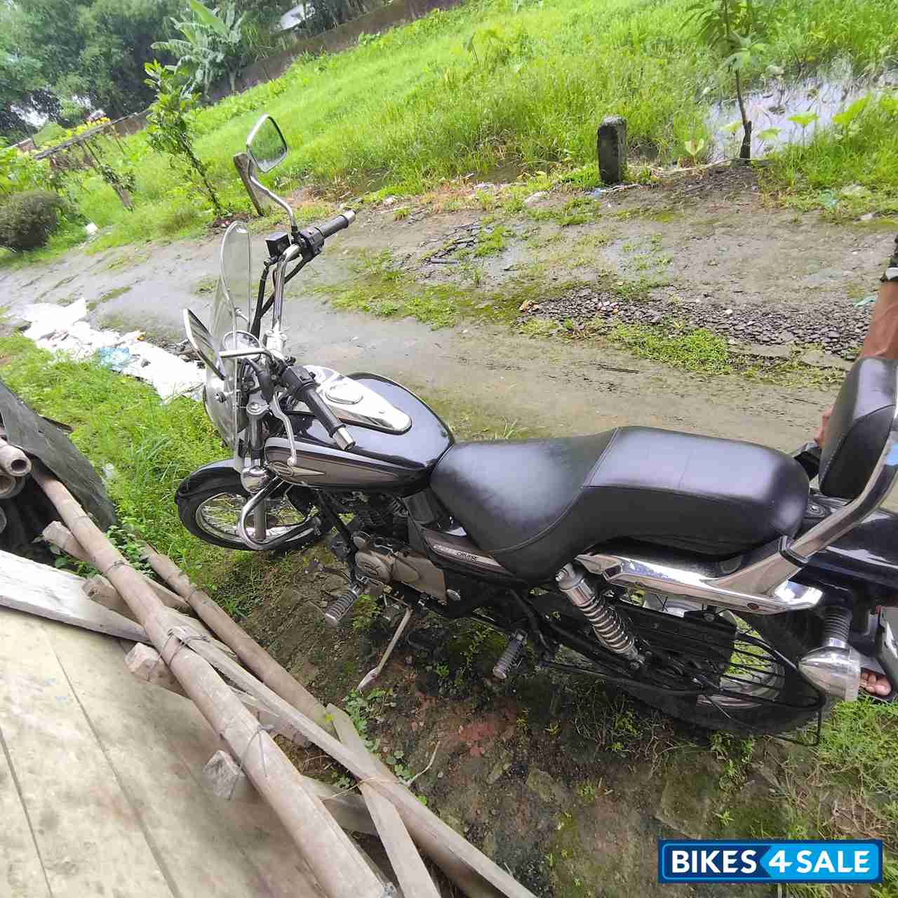 Ebony Black Bajaj Avenger Cruise 220