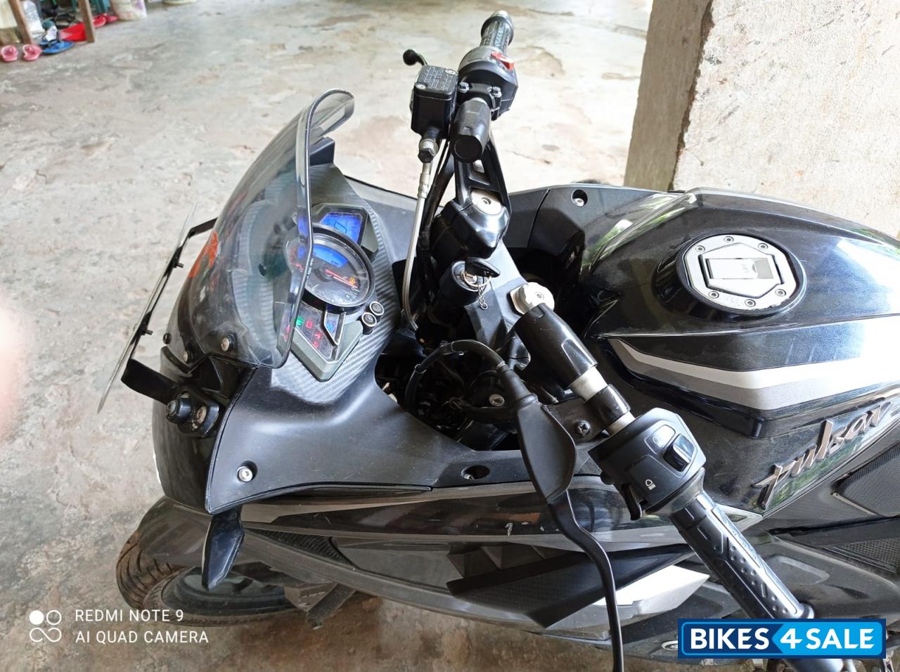 Metallic Black Bajaj Pulsar RS 200 ABS