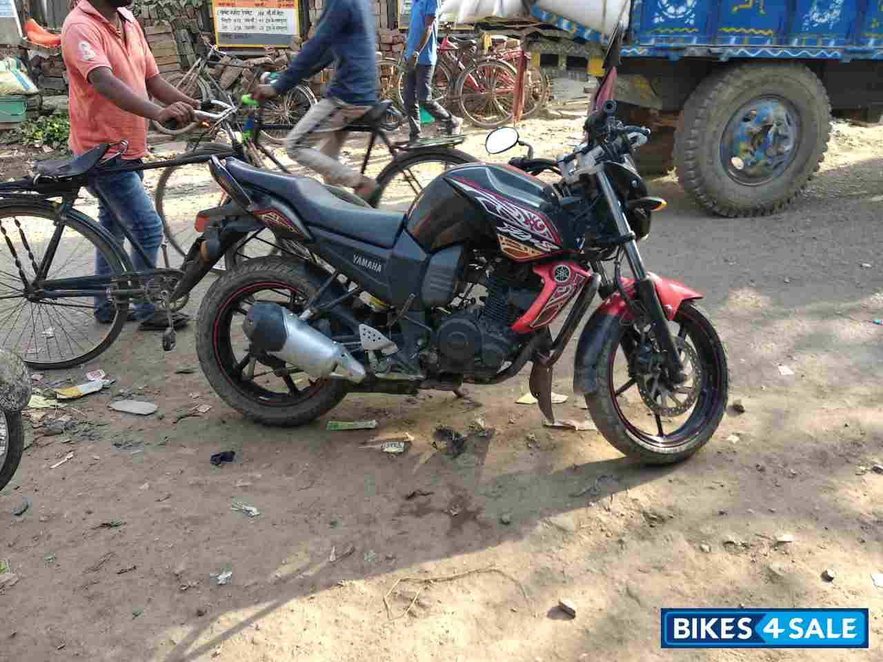 Black Red Yamaha FZ-S