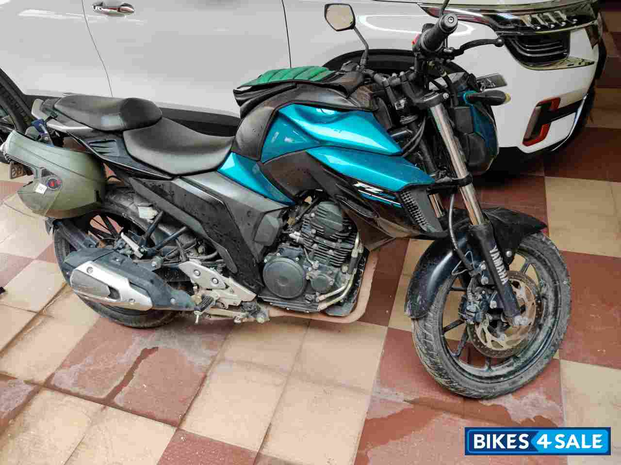 Cyan Blue Yamaha FZ25