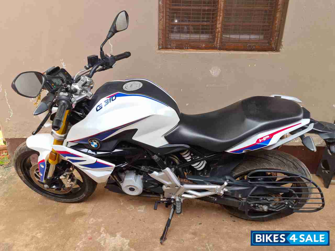 White BMW G 310 R