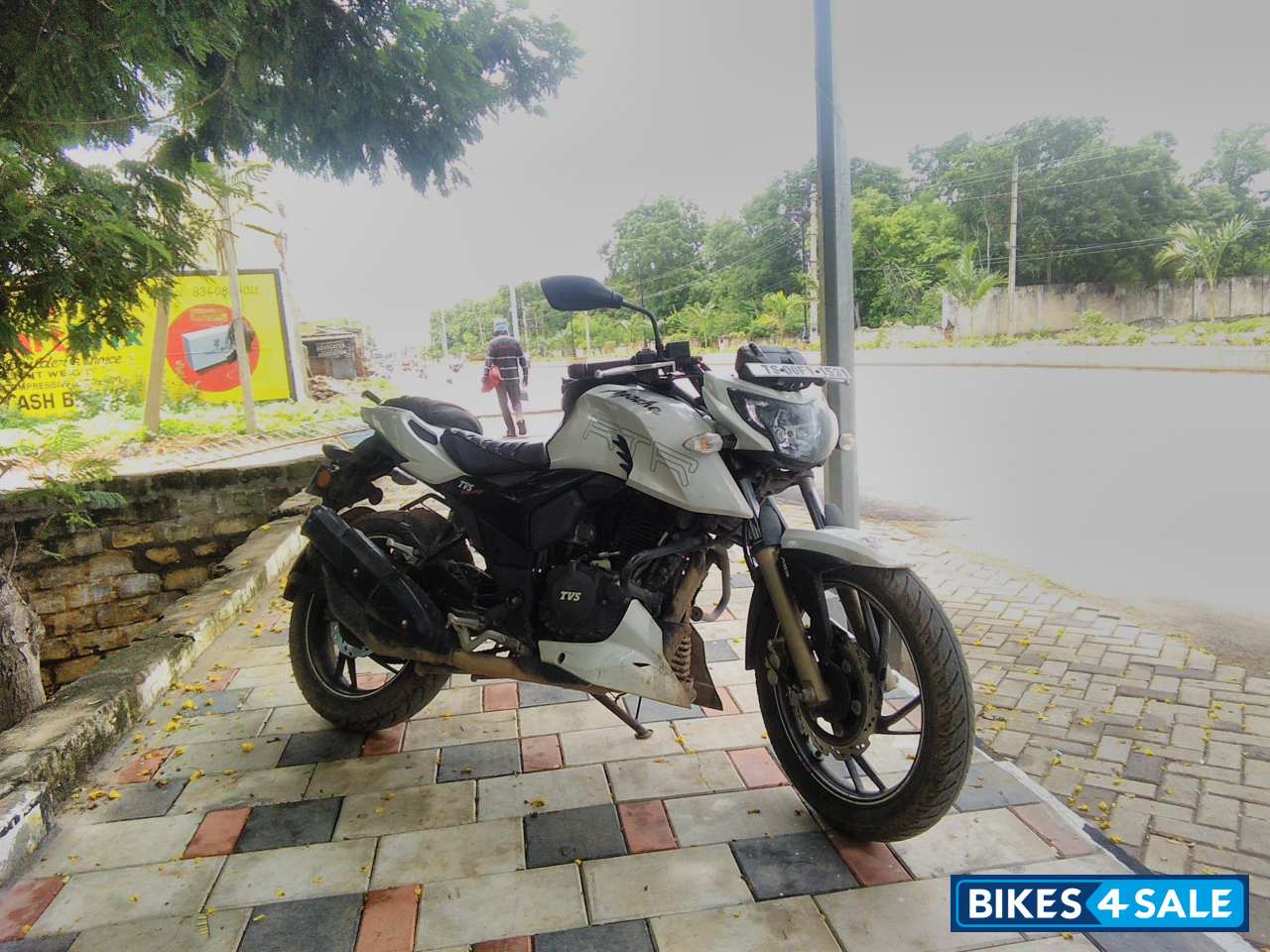 Pearl White TVS Apache RTR 200 4V ABS