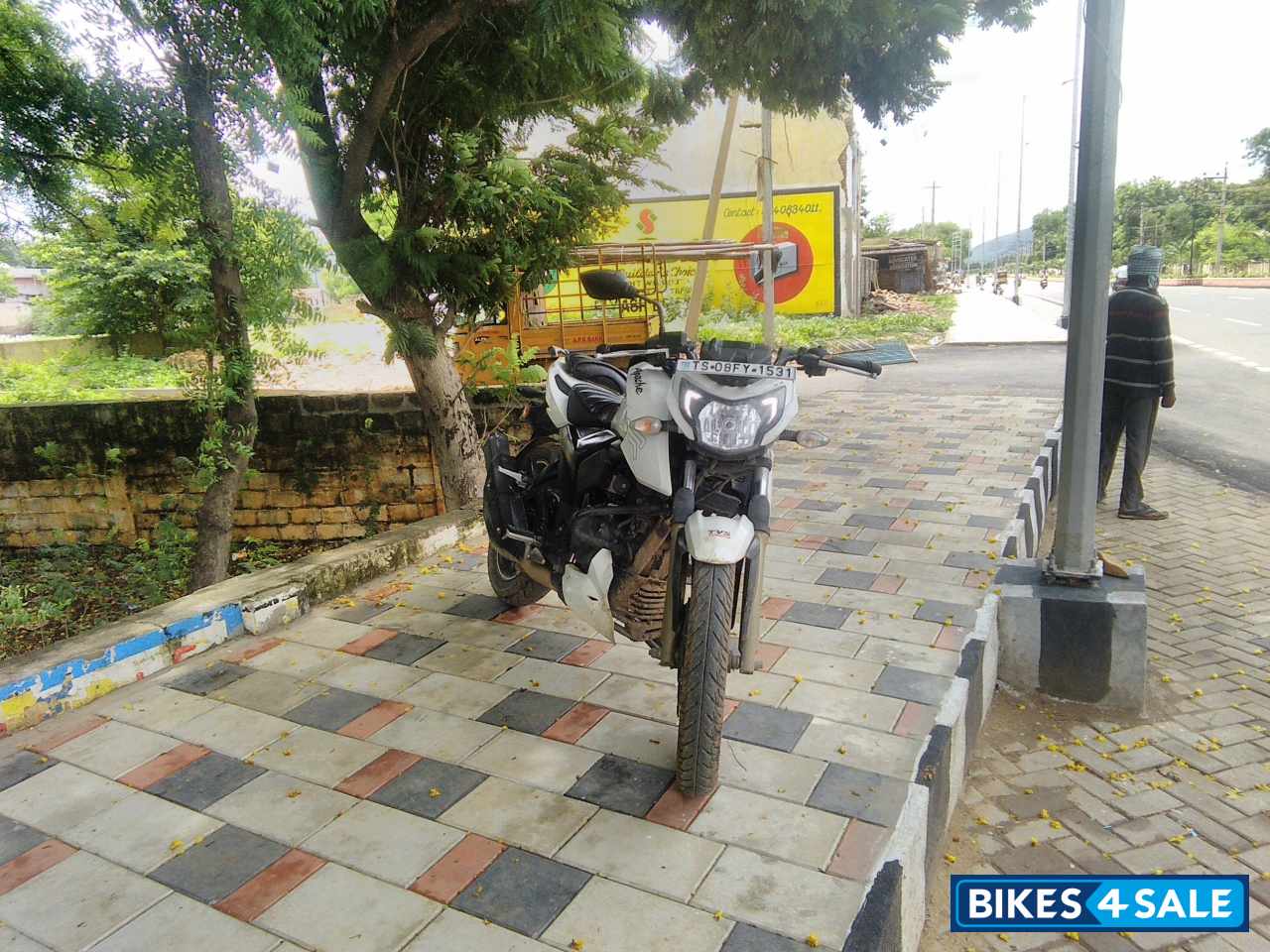 Pearl White TVS Apache RTR 200 4V ABS