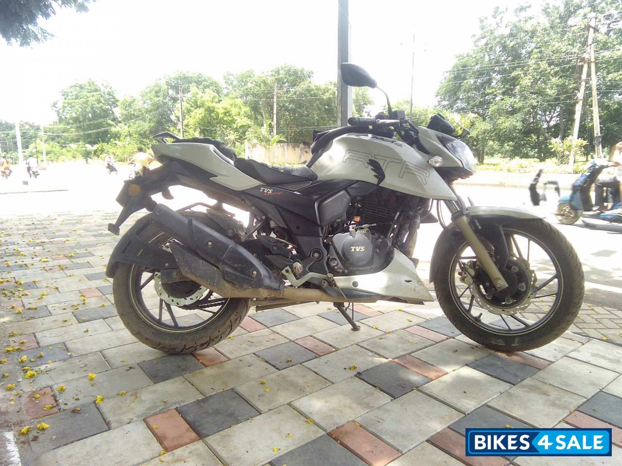 Pearl White TVS Apache RTR 200 4V ABS