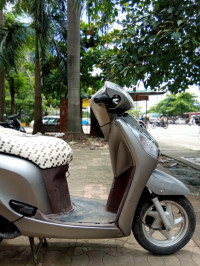 Gray Honda Aviator