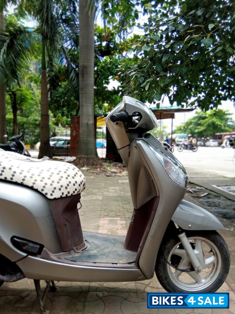 Gray Honda Aviator
