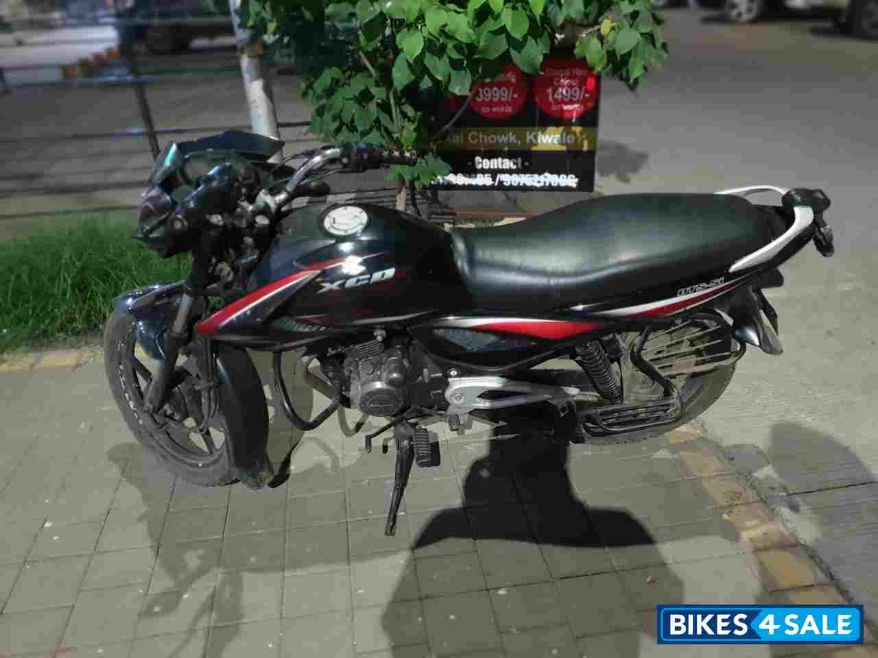 Maroon Bajaj XCD 135 DTS-Si