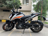 Ceramic White KTM Duke 390 BS6