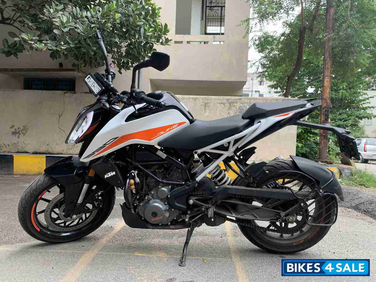 Ceramic White KTM Duke 390 BS6