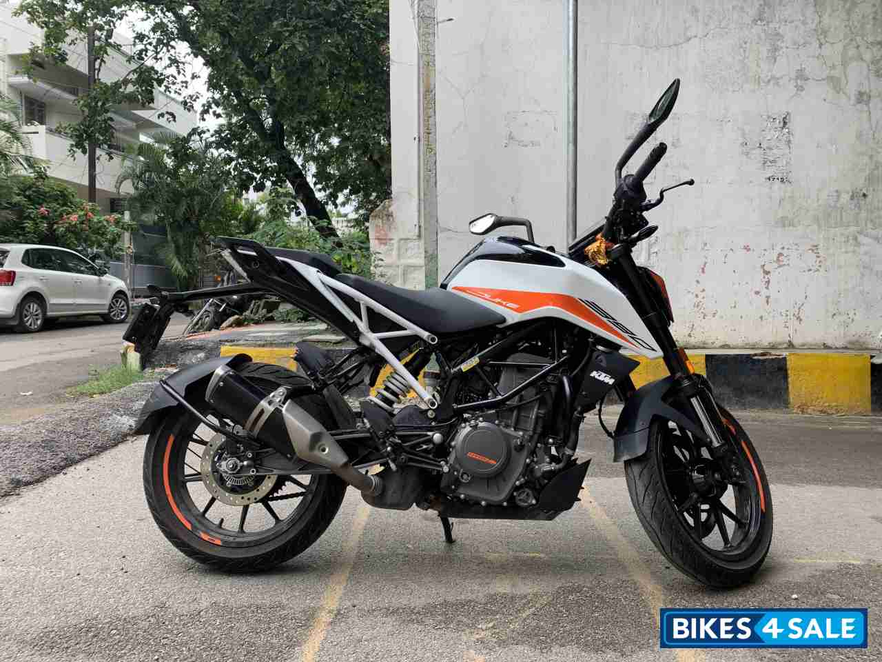 Ceramic White KTM Duke 390 BS6