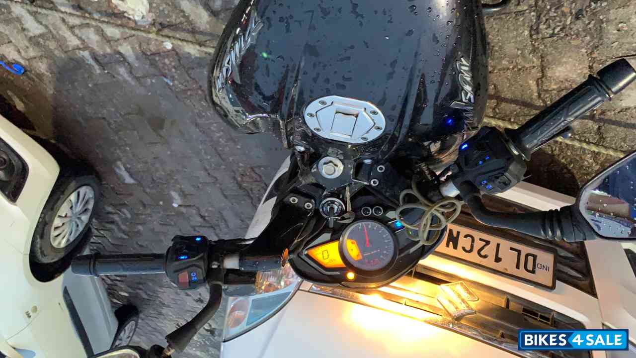 Black Bajaj Pulsar 200 NS