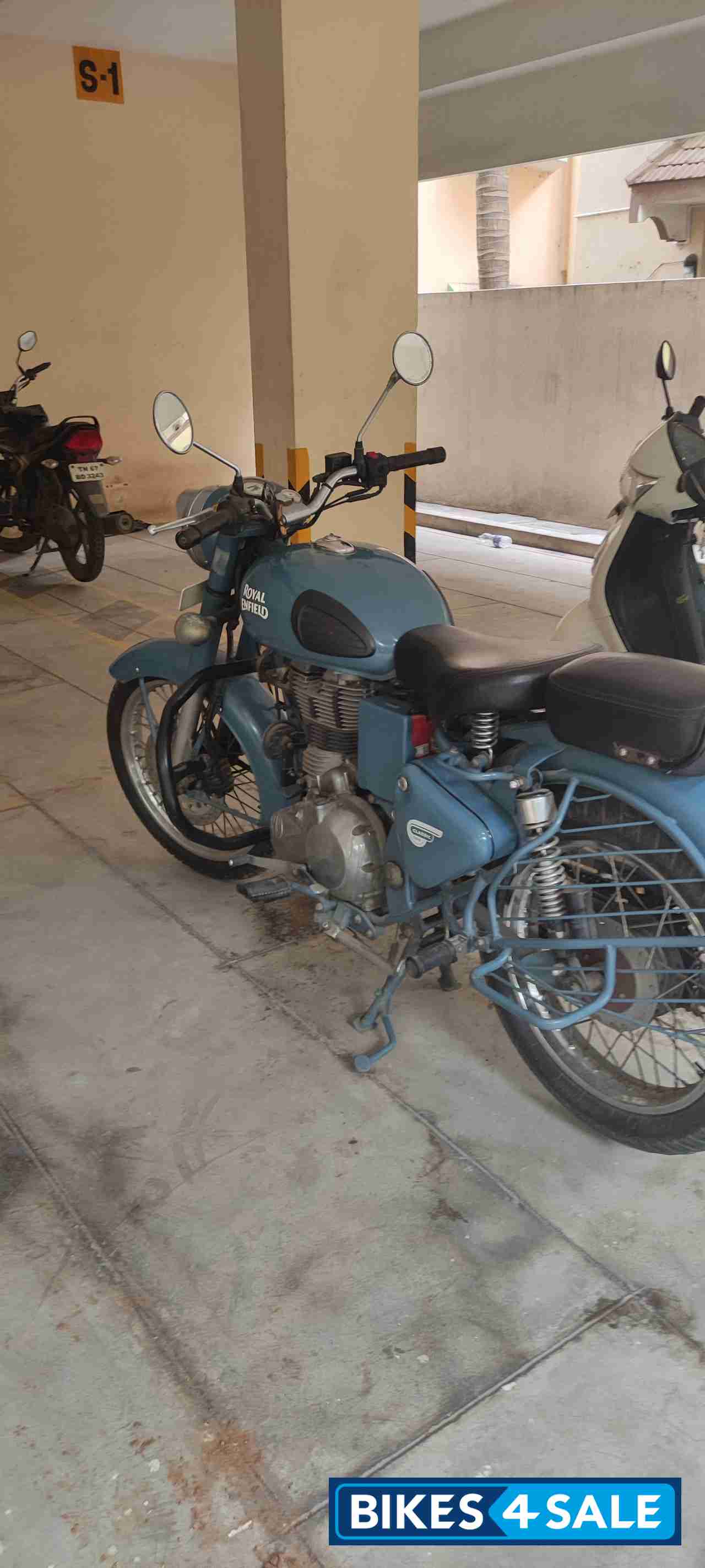 Royal Enfield Classic Squadron Blue Royal Enfield Classic Squadron Blue