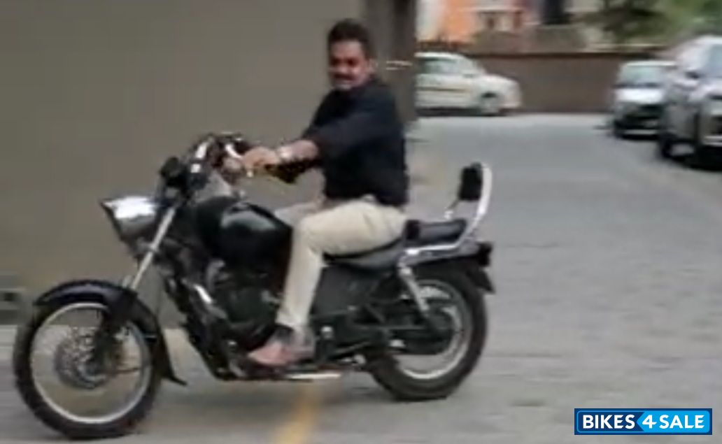 Bajaj Avenger 200 DTS-i